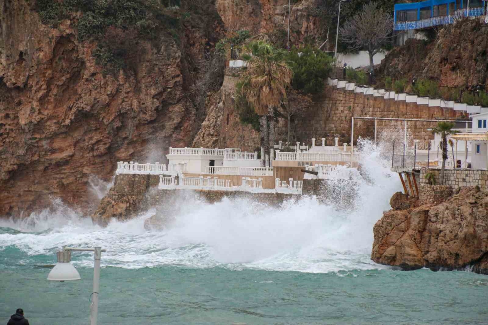 Antalya'da fırtına 30 metrelik dalgalar oluşturdu