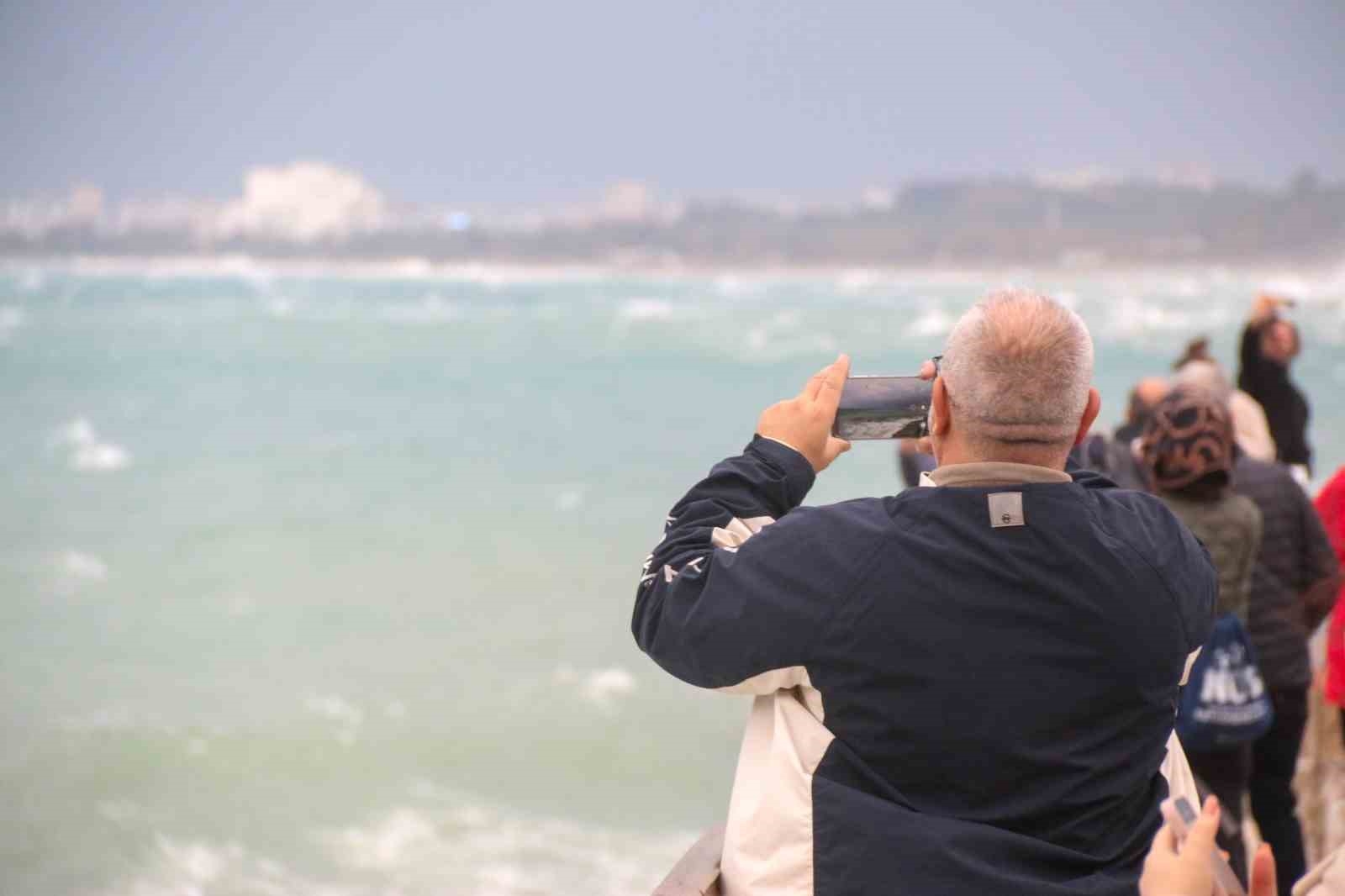 Antalya'da fırtına 30 metrelik dalgalar oluşturdu