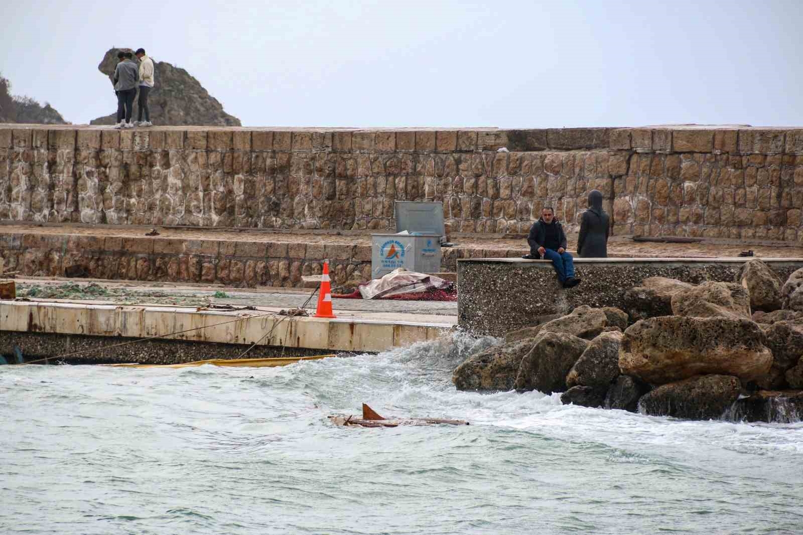 Antalya'da fırtına 30 metrelik dalgalar oluşturdu