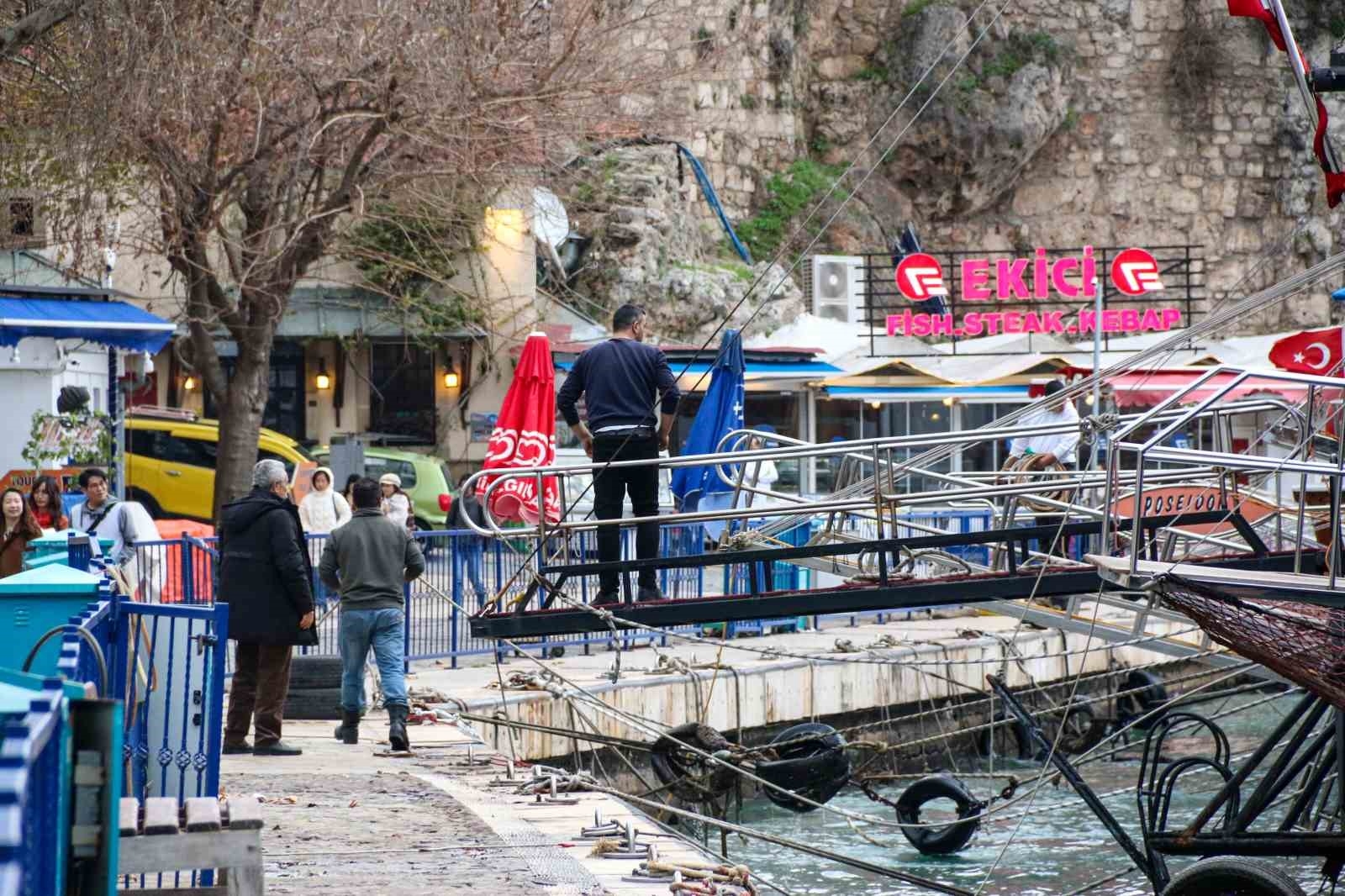 Antalya'da fırtına 30 metrelik dalgalar oluşturdu