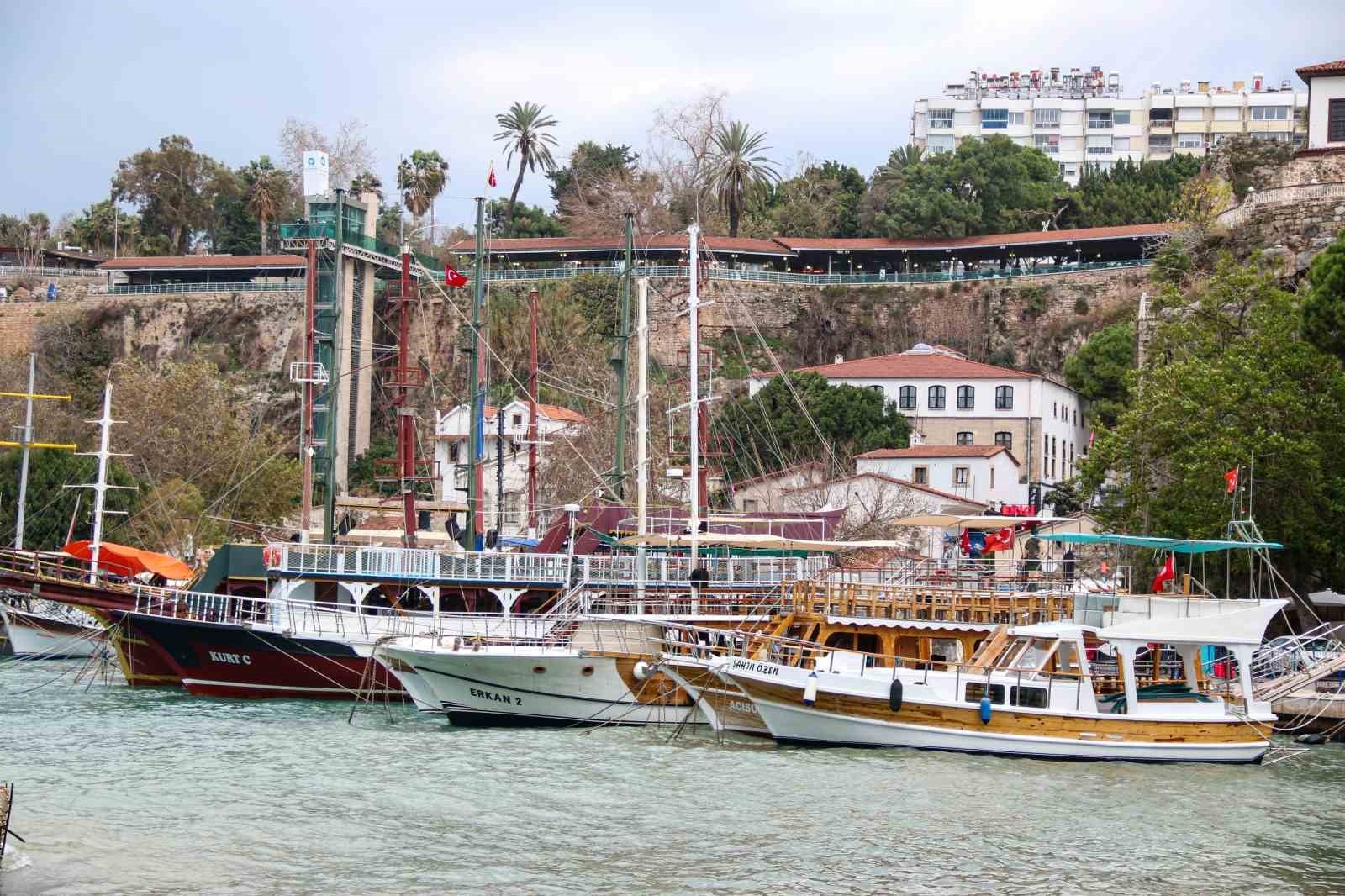 Antalya'da fırtına 30 metrelik dalgalar oluşturdu