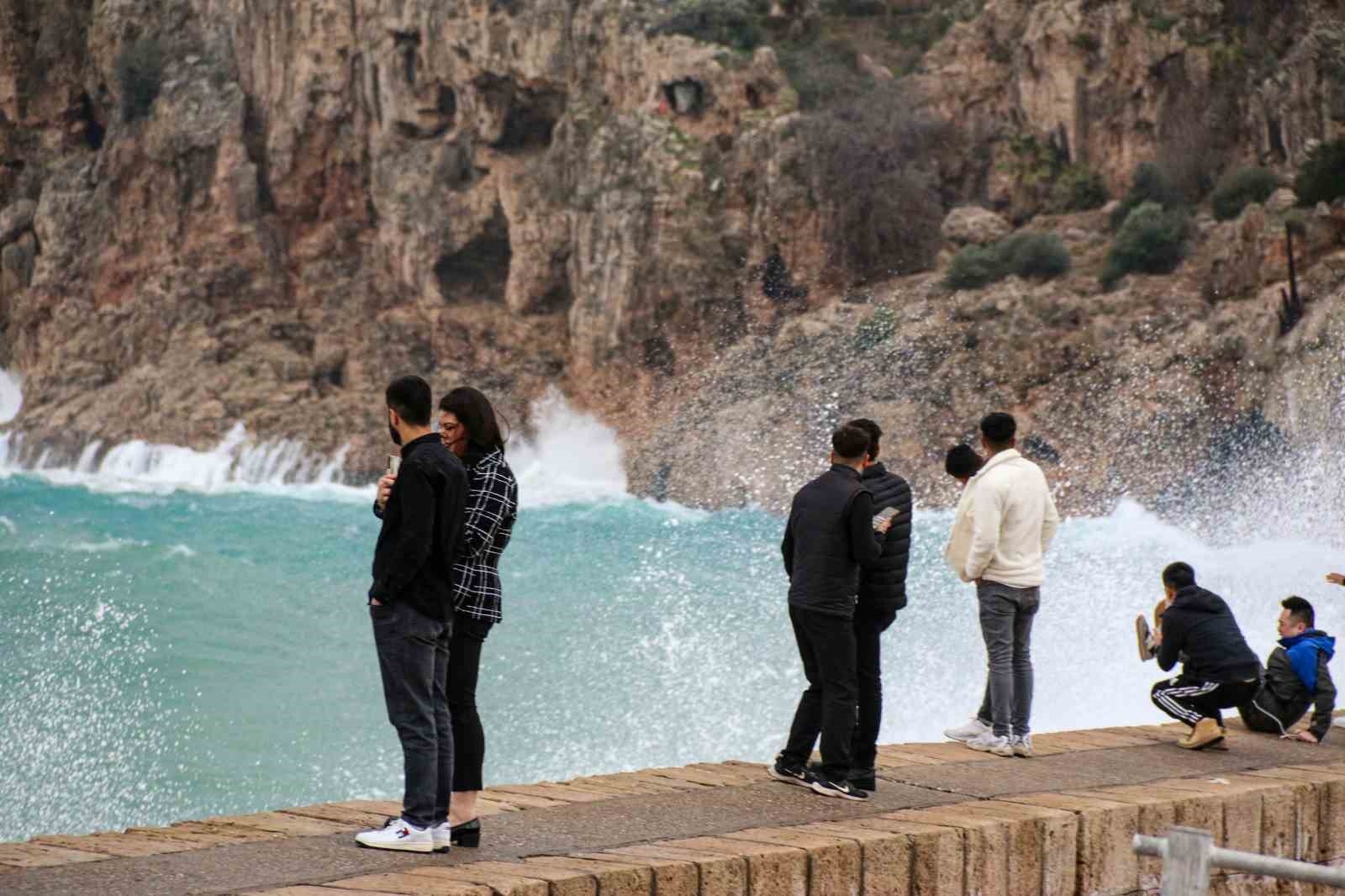 Antalya'da fırtına 30 metrelik dalgalar oluşturdu