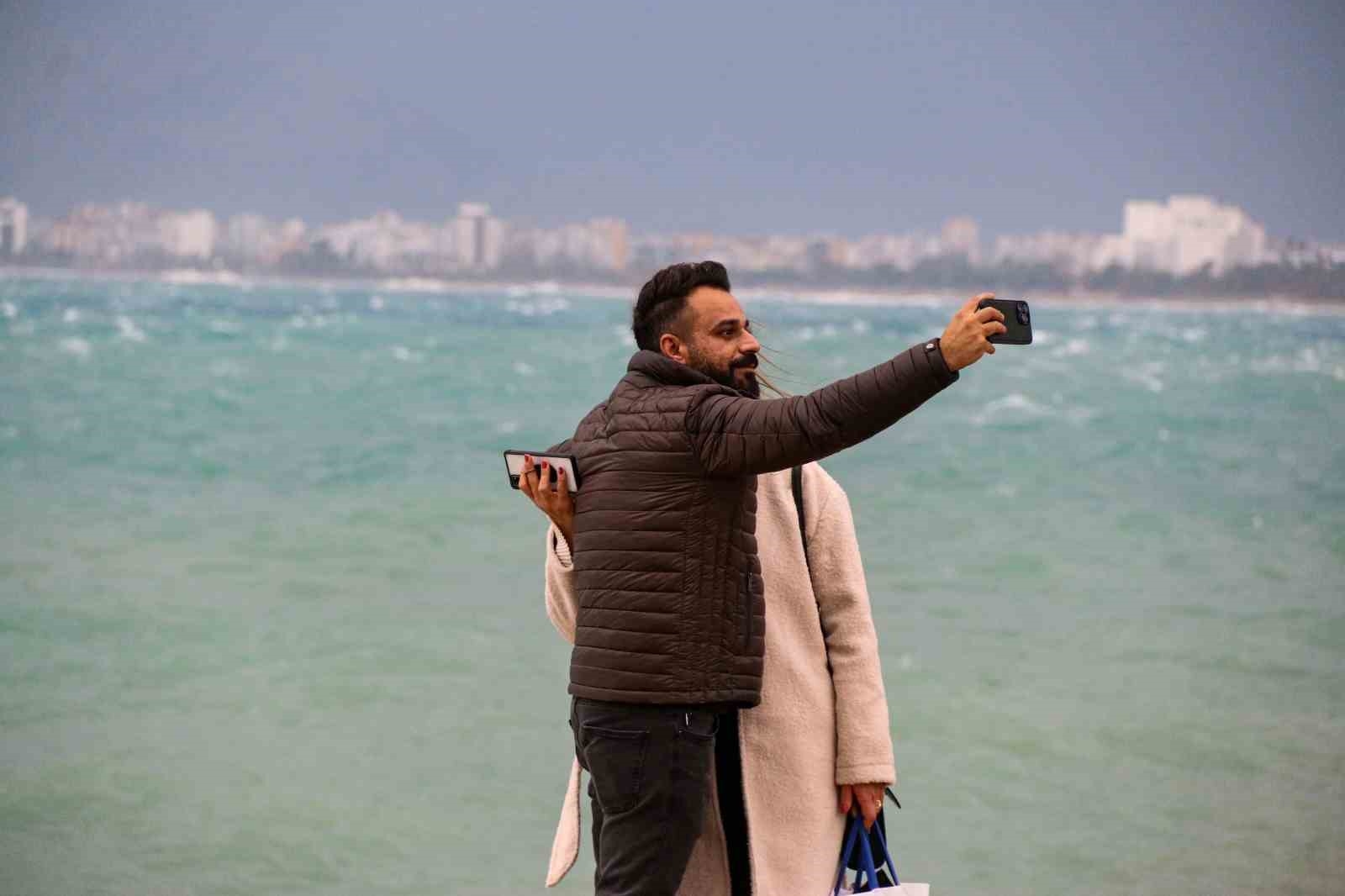 Antalya'da fırtına 30 metrelik dalgalar oluşturdu