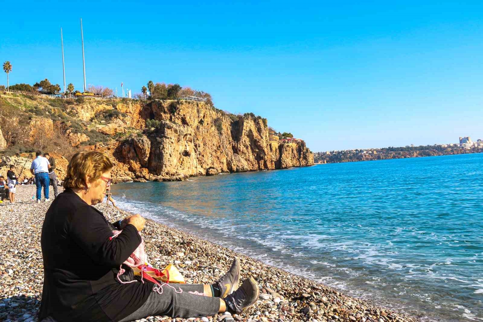 Antalya'da yaz aylarını aratmayan havayı görenler sahile koştu