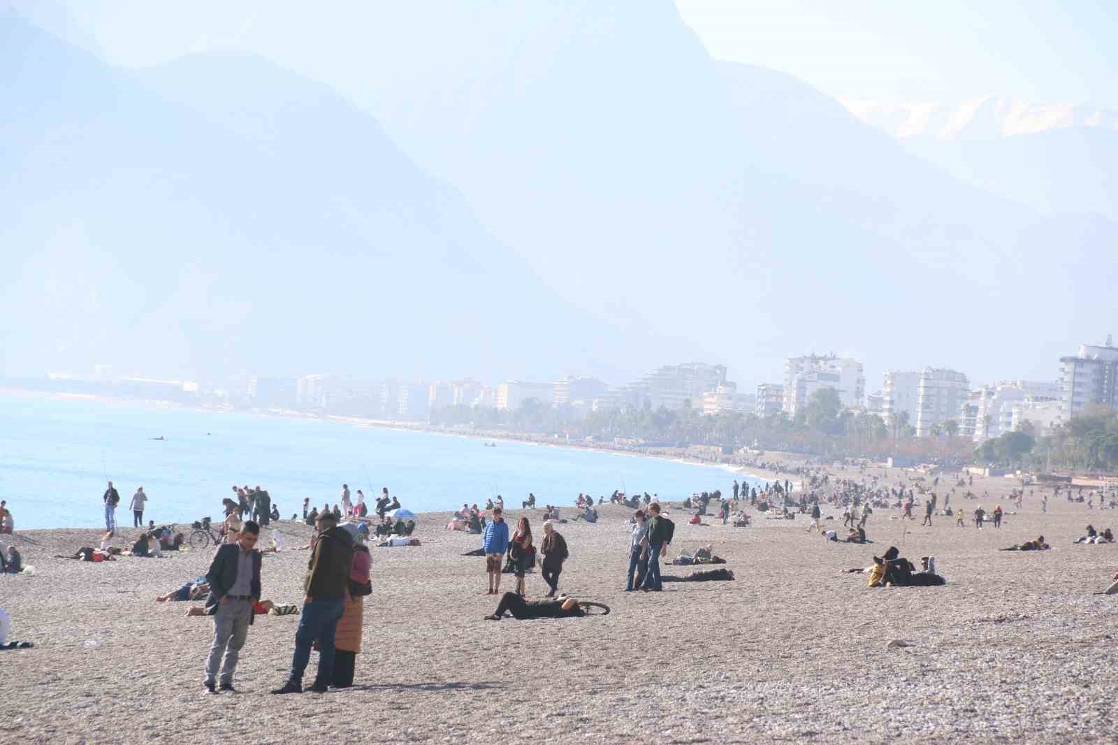 Antalya'da yaz aylarını aratmayan havayı görenler sahile koştu