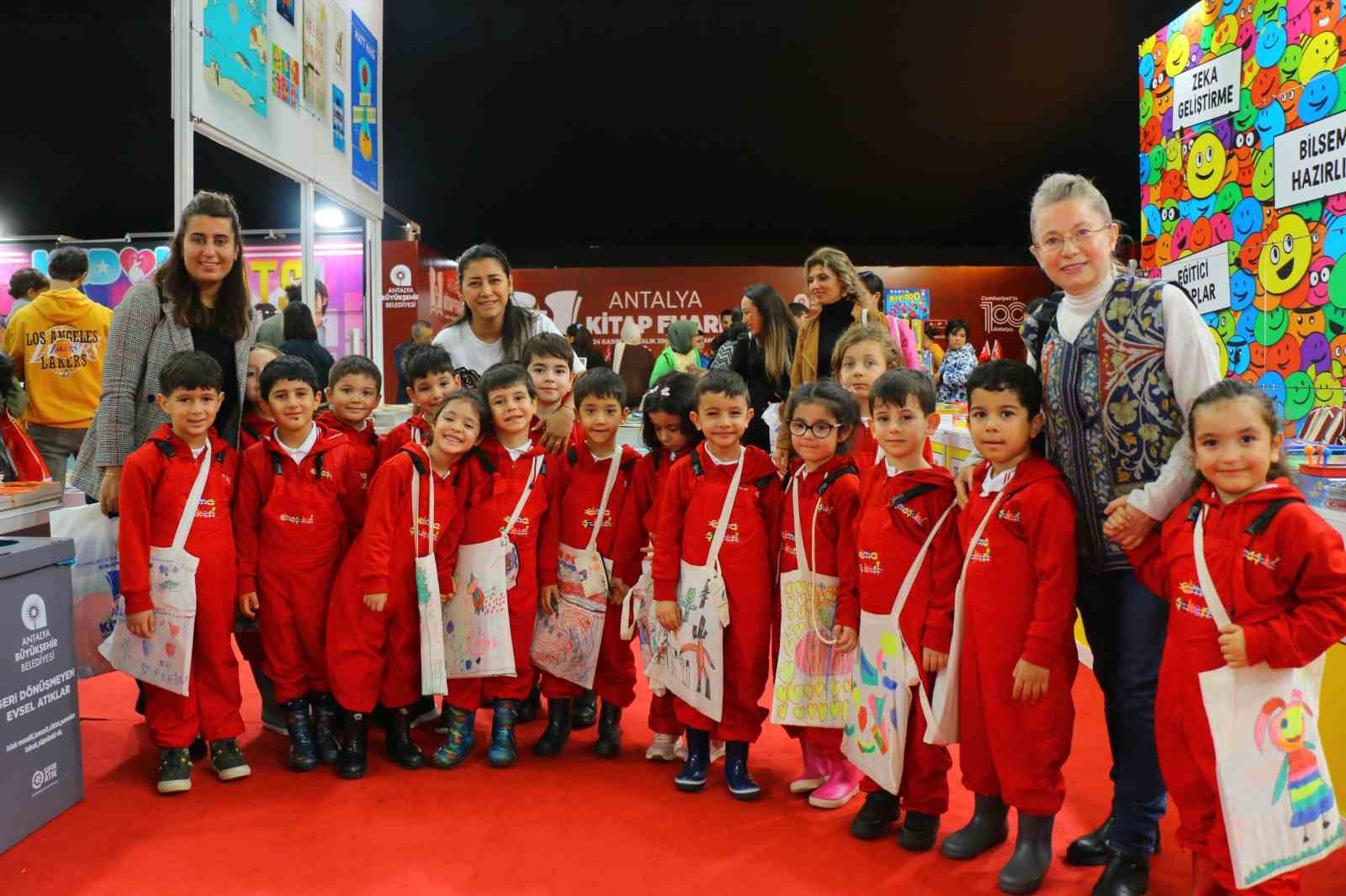 Antalyalılar kitap fuarına akın etti