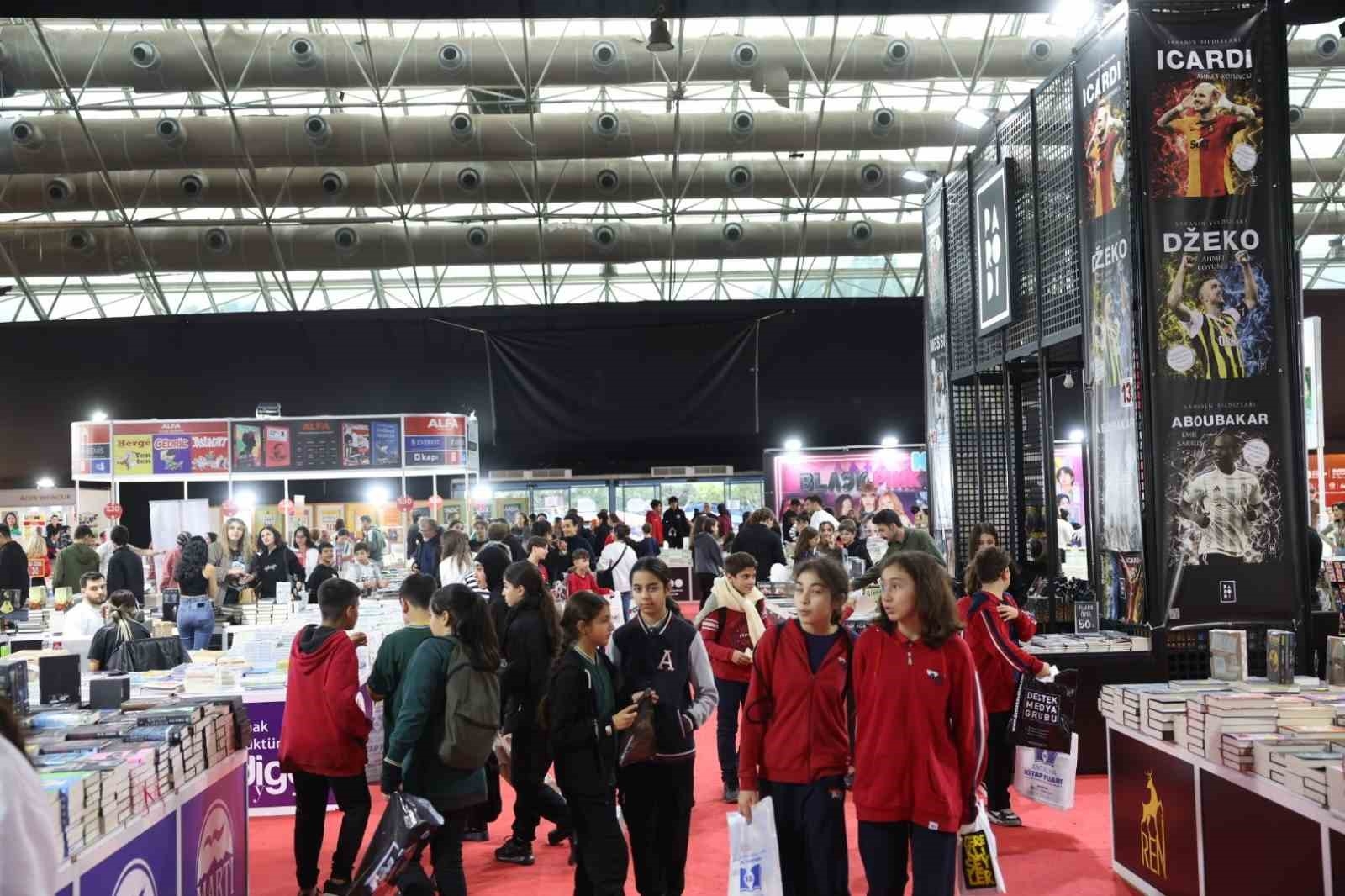Antalyalılar kitap fuarına akın etti