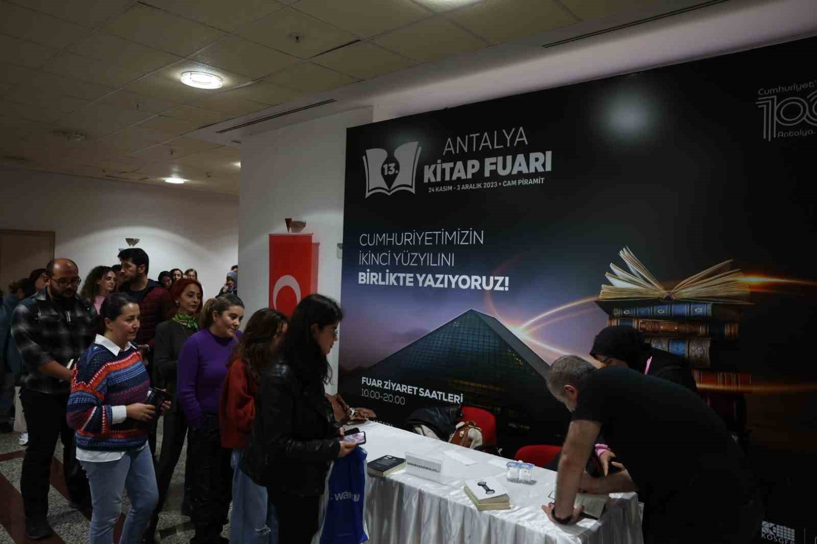 Antalyalılar kitap fuarına akın etti