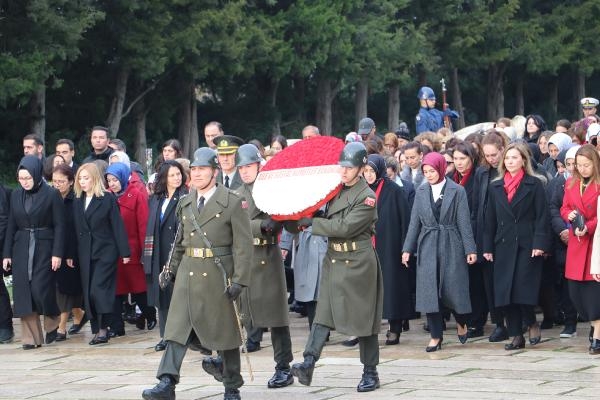 Bakan Göktaş, kadınlarla Anıtkabir'i ziyaret etti