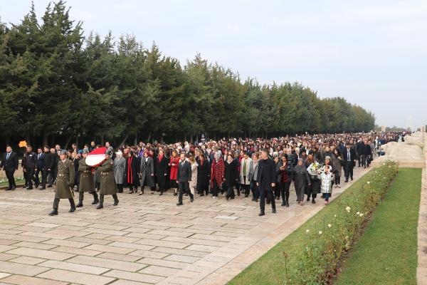 Bakan Göktaş, kadınlarla Anıtkabir'i ziyaret etti