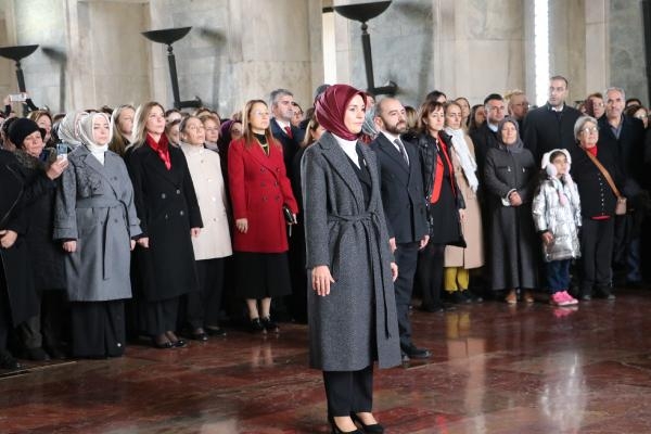 Bakan Göktaş, kadınlarla Anıtkabir'i ziyaret etti
