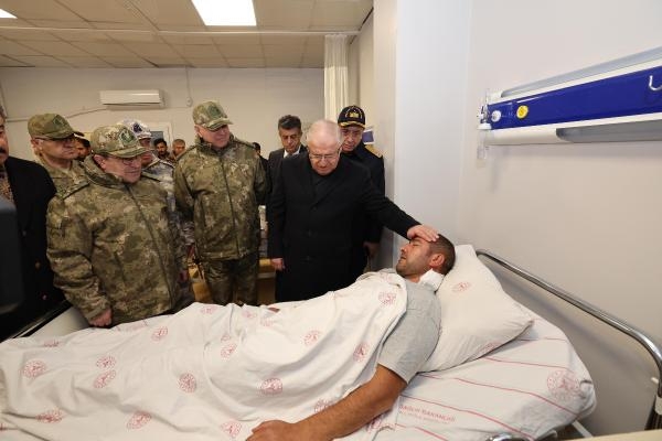 Bakan Güler, Şırnak'ta yaralı askerleri ziyaret etti