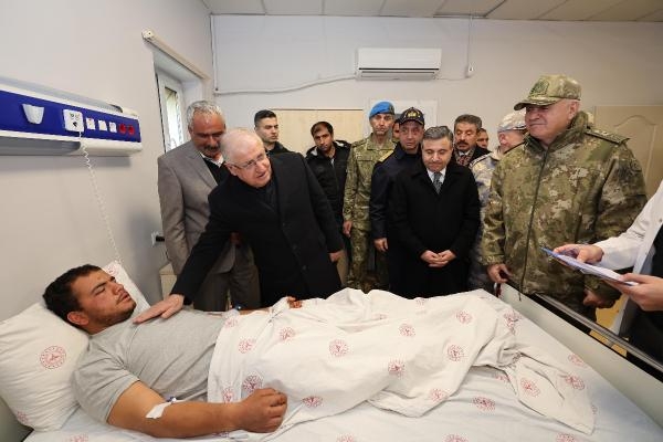 Bakan Güler, Şırnak'ta yaralı askerleri ziyaret etti
