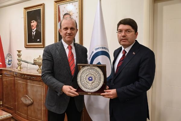 Bakan Tunç:  Anayasanın değişmesi konusunda herkes mutabık