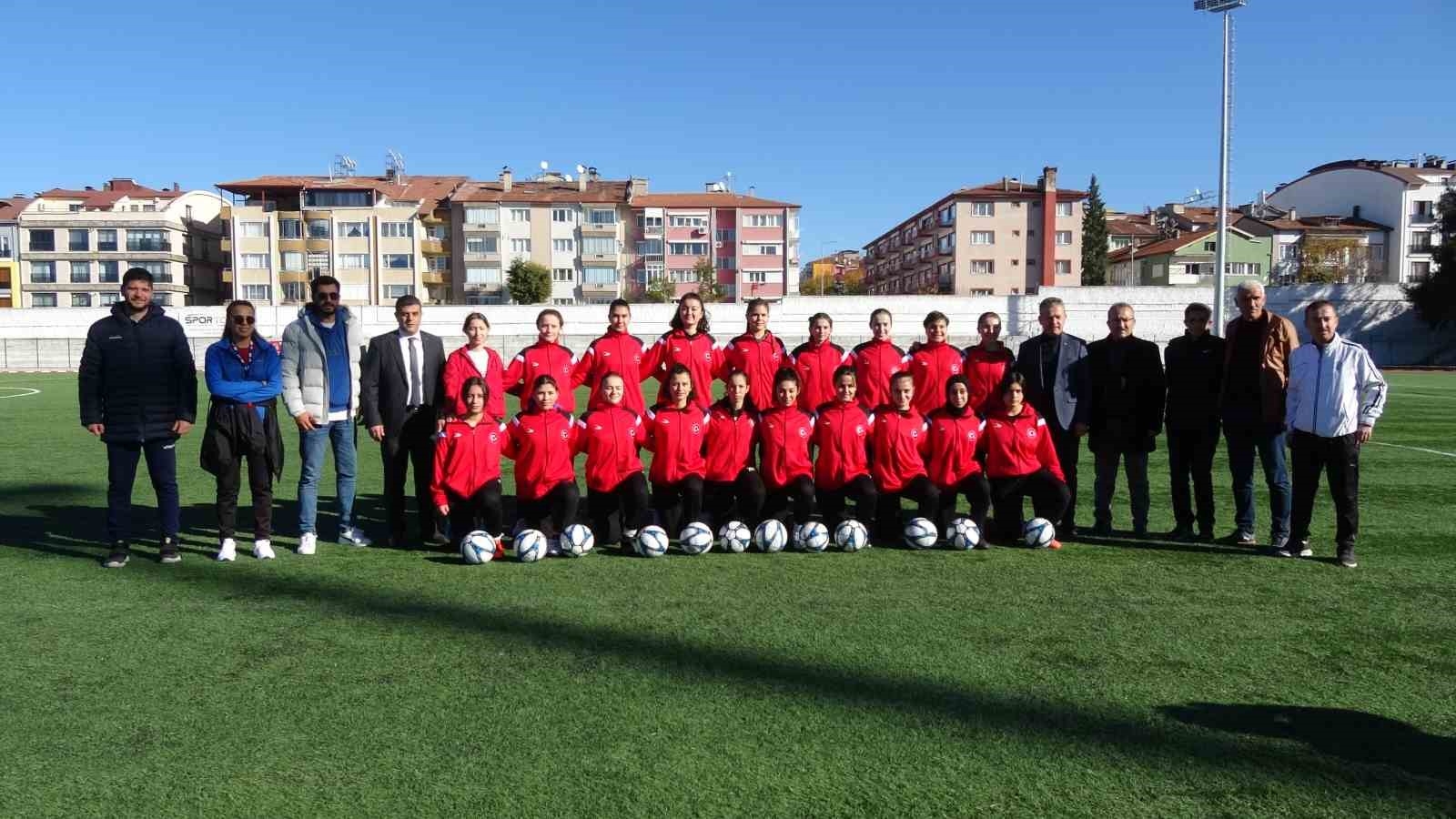 Burdur'da kurulan kadın futbol kulübü sahaya indi