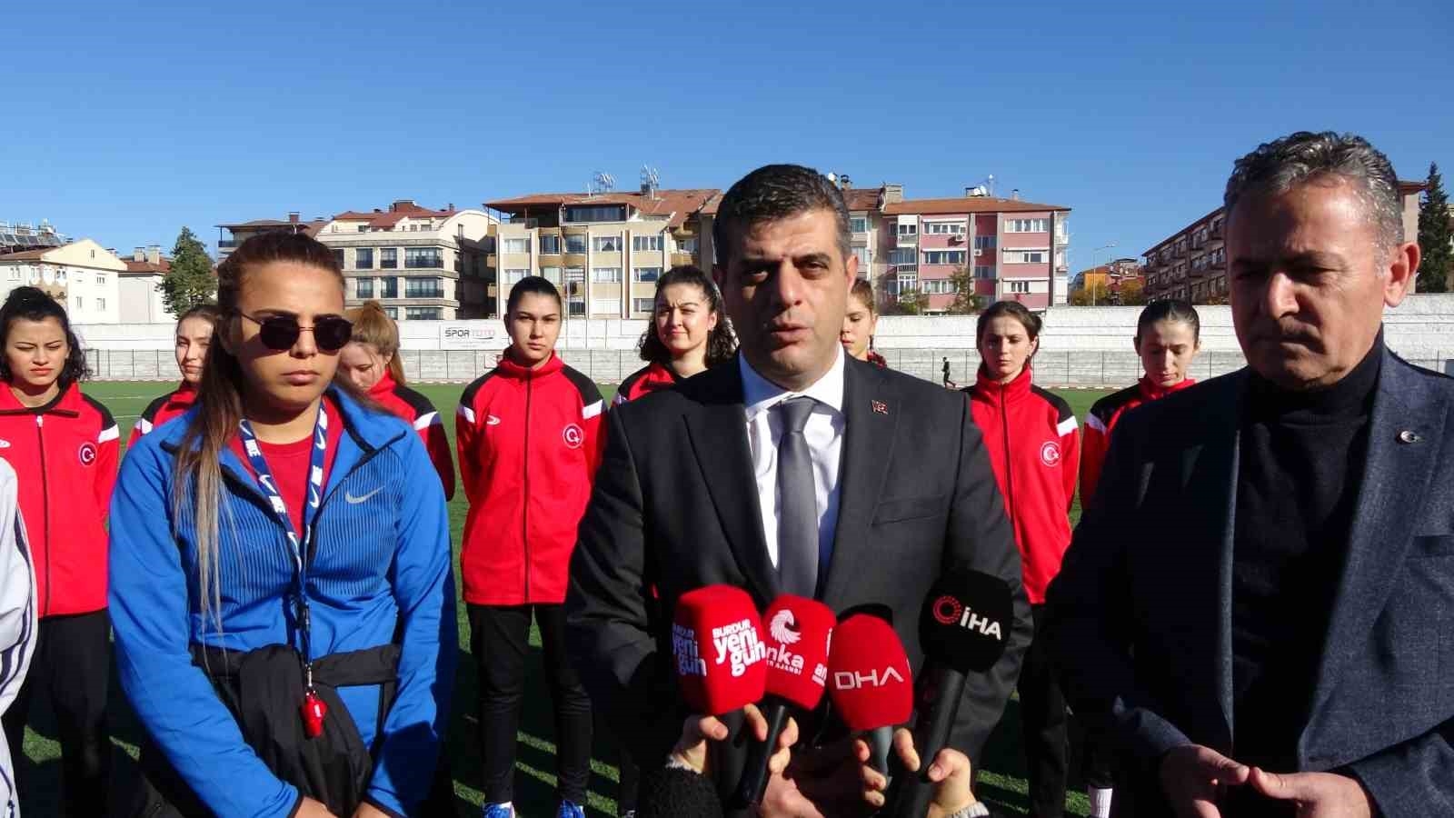Burdur'da kurulan kadın futbol kulübü sahaya indi