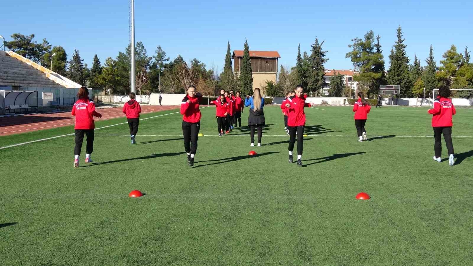 Burdur'da kurulan kadın futbol kulübü sahaya indi