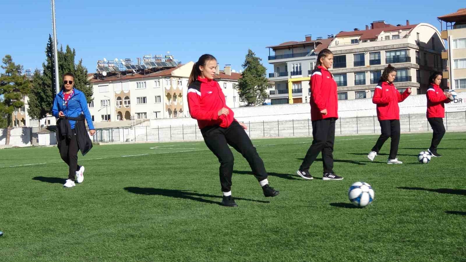 Burdur'da kurulan kadın futbol kulübü sahaya indi