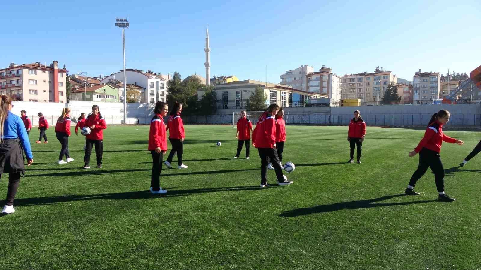 Burdur'da kurulan kadın futbol kulübü sahaya indi