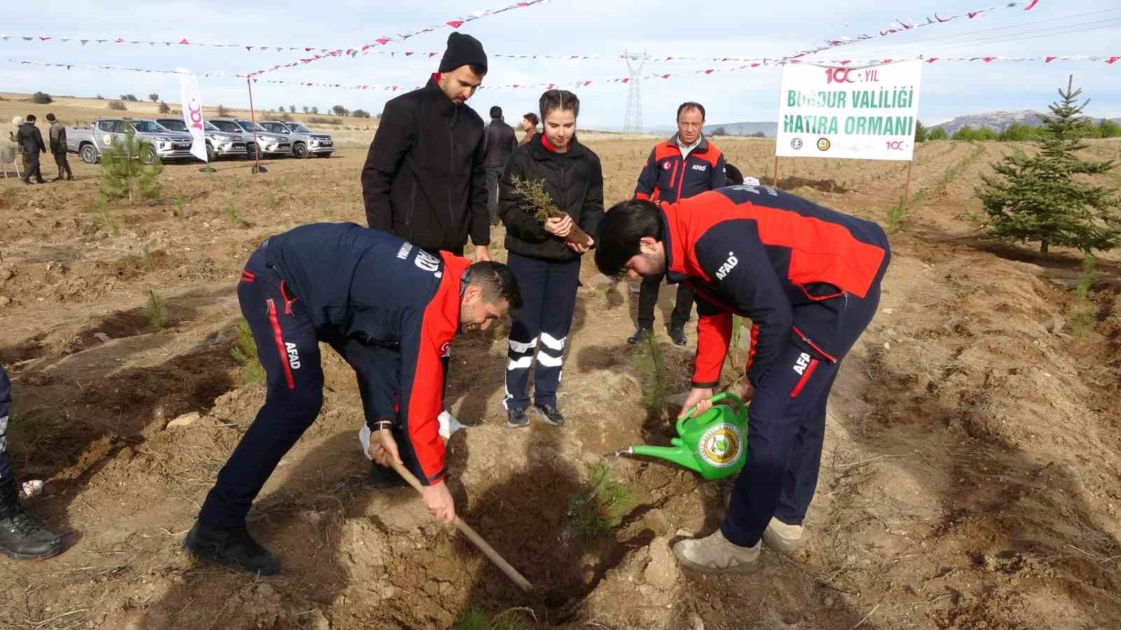 Burdur'da Valilik 100'üncü Yıl Hatıra Ormanı'nda bin fidan toprakla buluştu