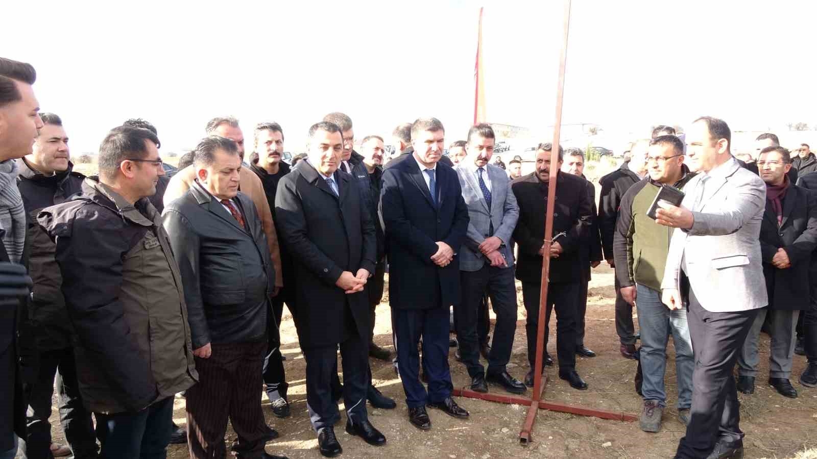 Burdur'da Valilik 100'üncü Yıl Hatıra Ormanı'nda bin fidan toprakla buluştu