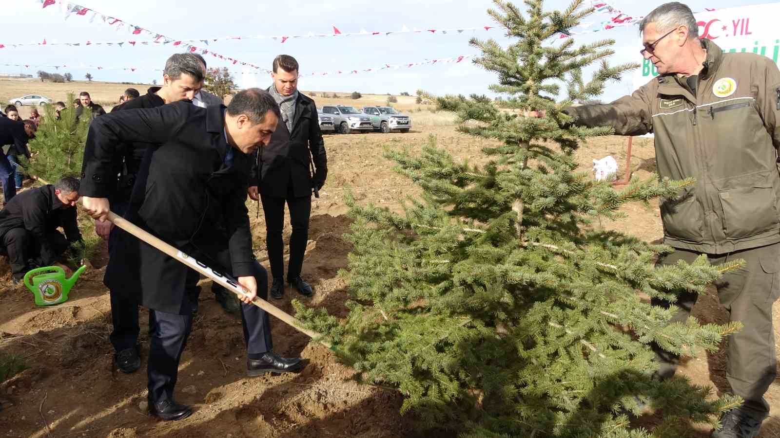 Burdur'da Valilik 100'üncü Yıl Hatıra Ormanı'nda bin fidan toprakla buluştu