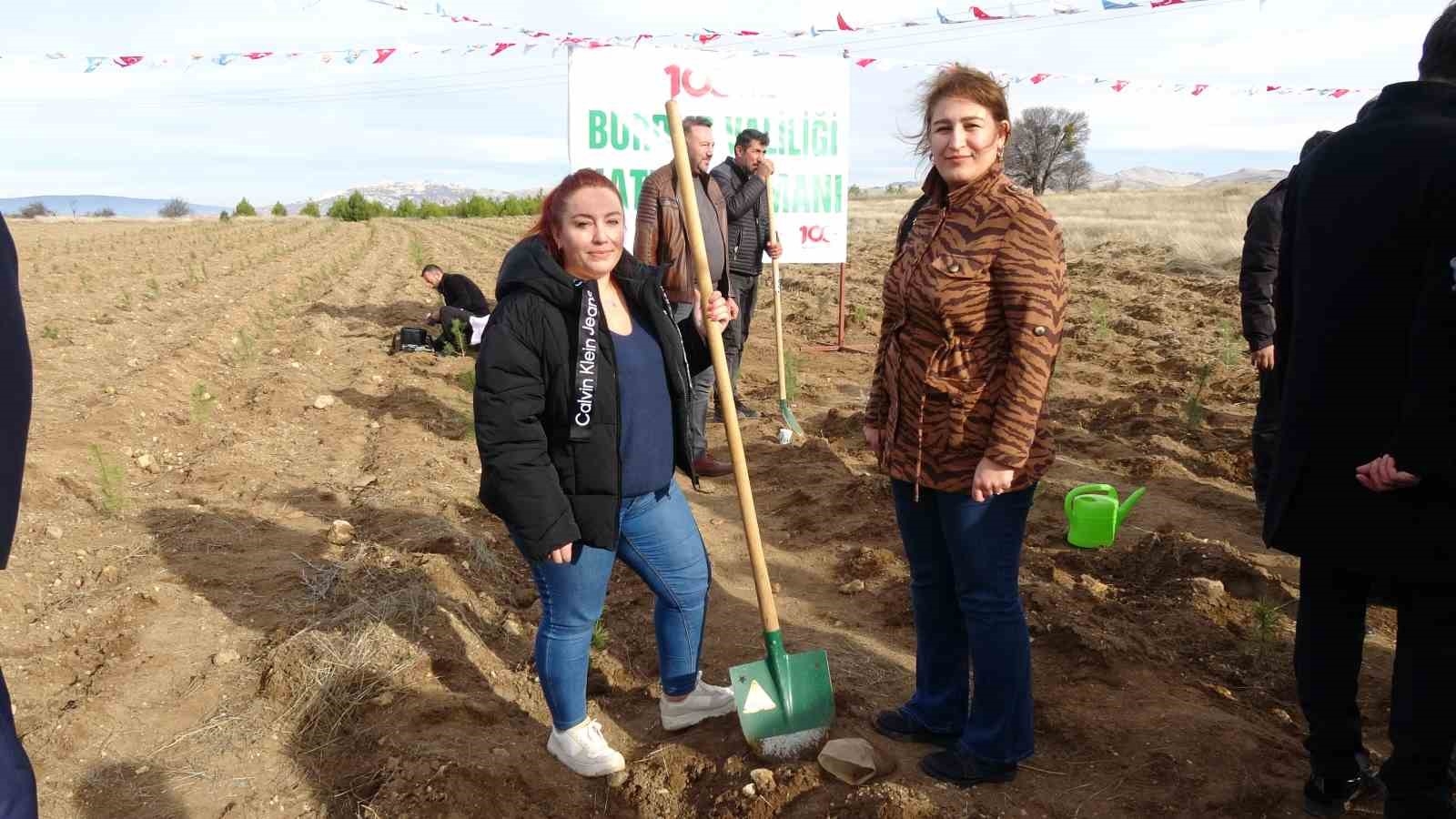 Burdur'da Valilik 100'üncü Yıl Hatıra Ormanı'nda bin fidan toprakla buluştu
