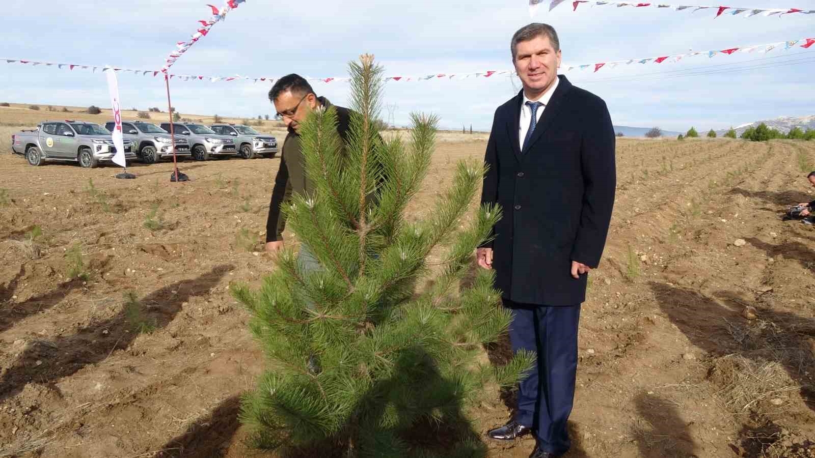 Burdur'da Valilik 100'üncü Yıl Hatıra Ormanı'nda bin fidan toprakla buluştu