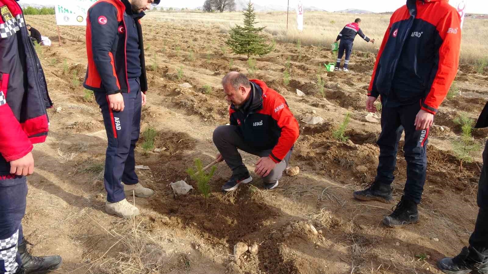Burdur'da Valilik 100'üncü Yıl Hatıra Ormanı'nda bin fidan toprakla buluştu