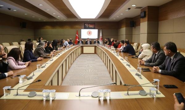 Davutoğlu: Her partiyle görüşürüz