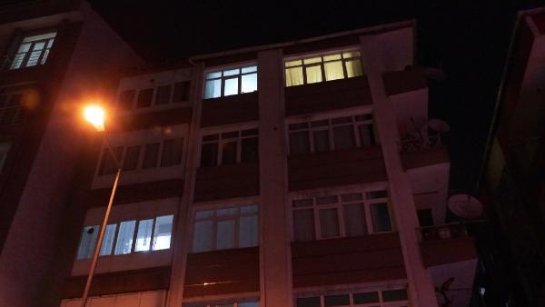 Depremde hasar gören bina boşaltıldı