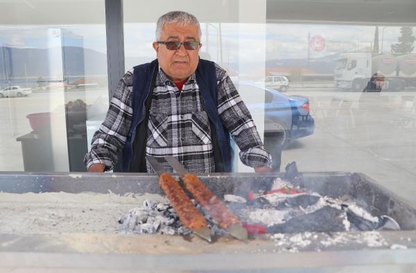 Depremden kurtulup yeni hayata başladığı Burdur'da, kanseri de yendi