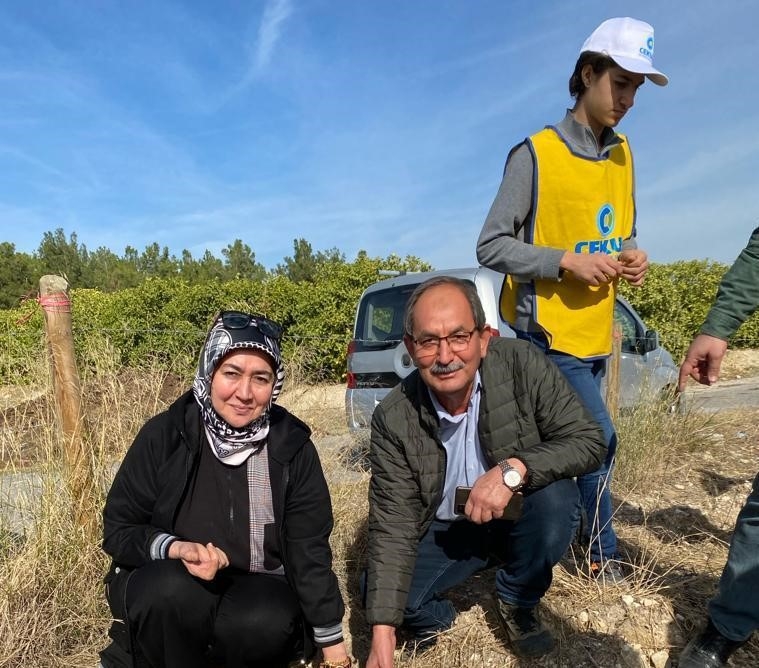Depremzede çocuklar fidan dikti