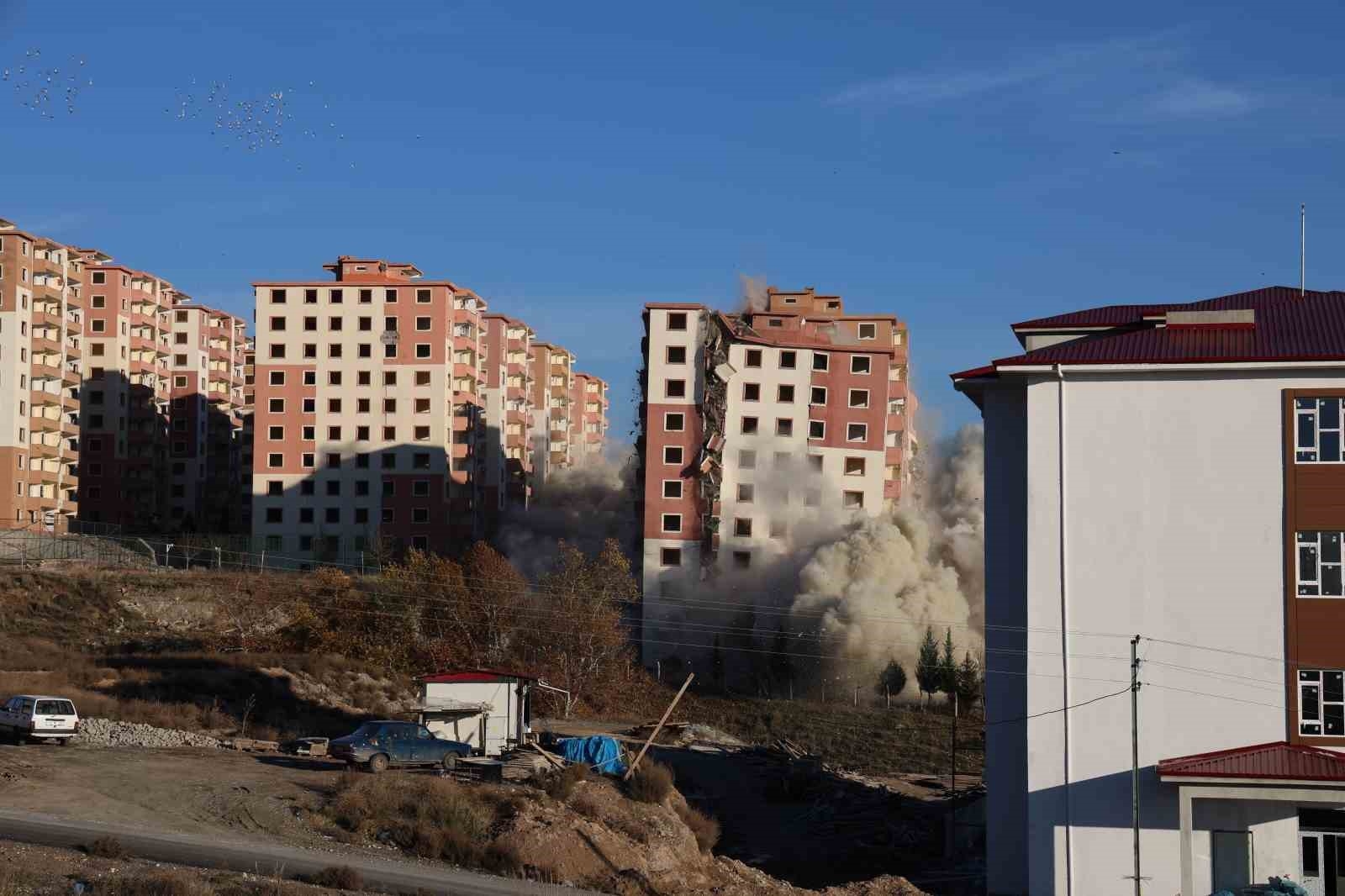 Dinamit ile patlatılan binalar saniyeler içinde yıkıldı