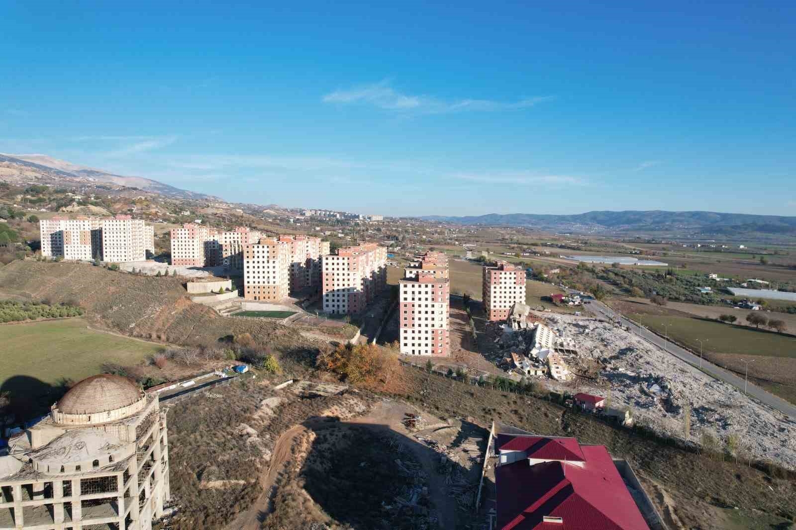Dinamit ile patlatılan binalar saniyeler içinde yıkıldı