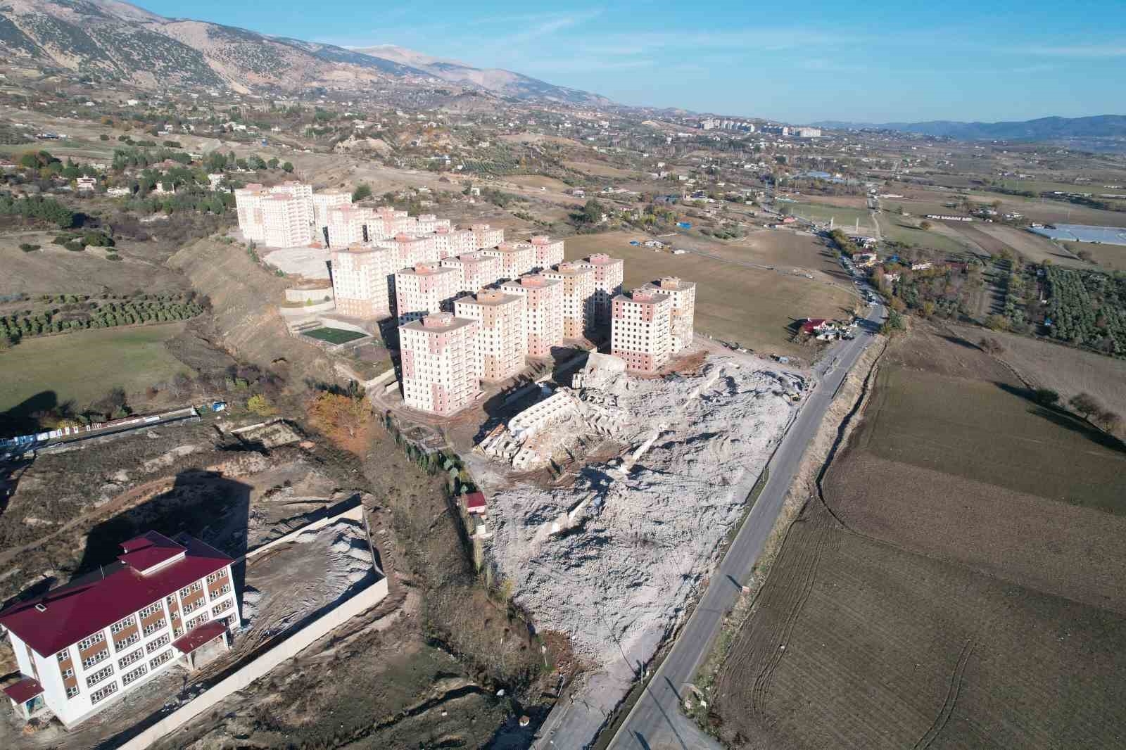 Dinamit ile patlatılan binalar saniyeler içinde yıkıldı
