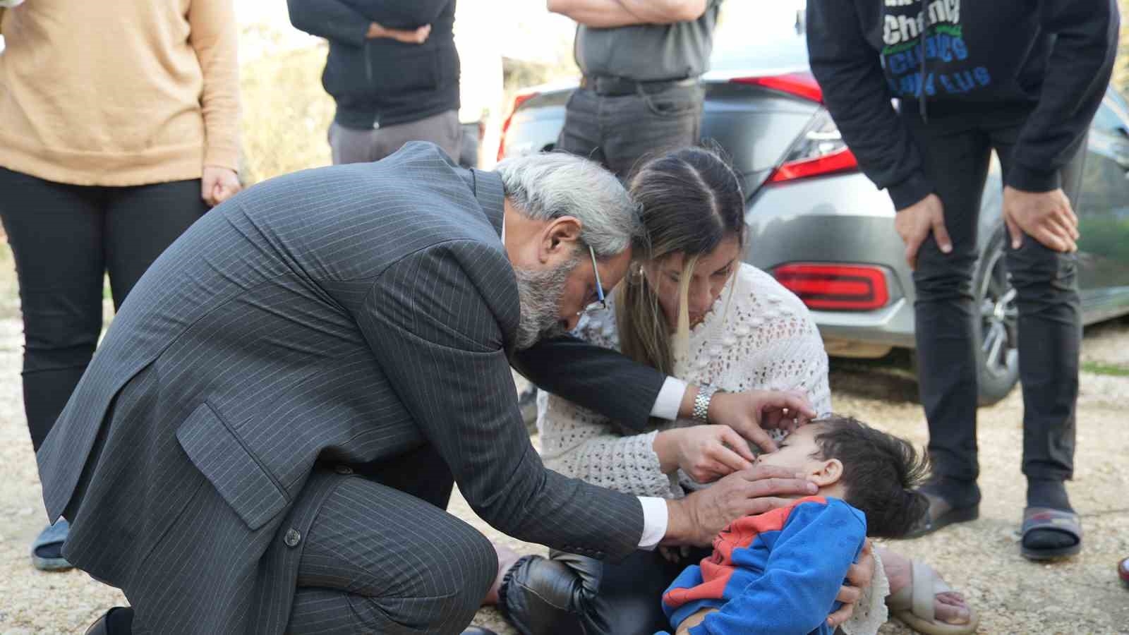 Doktor Başkan rahatsızlanan çocuğa müdahale etti