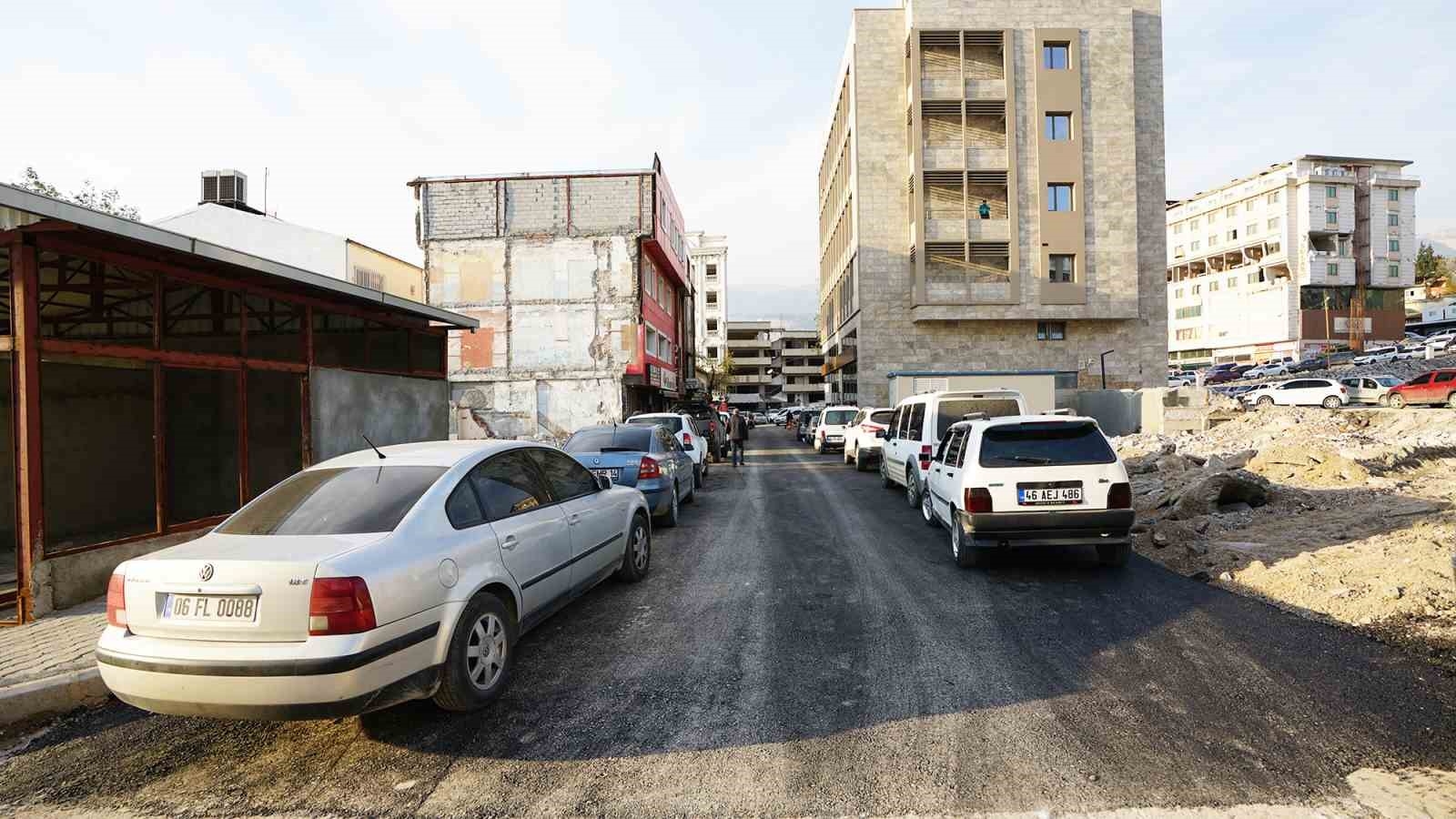 Enkazlar kaldırıldı yollar asfaltlanıyor
