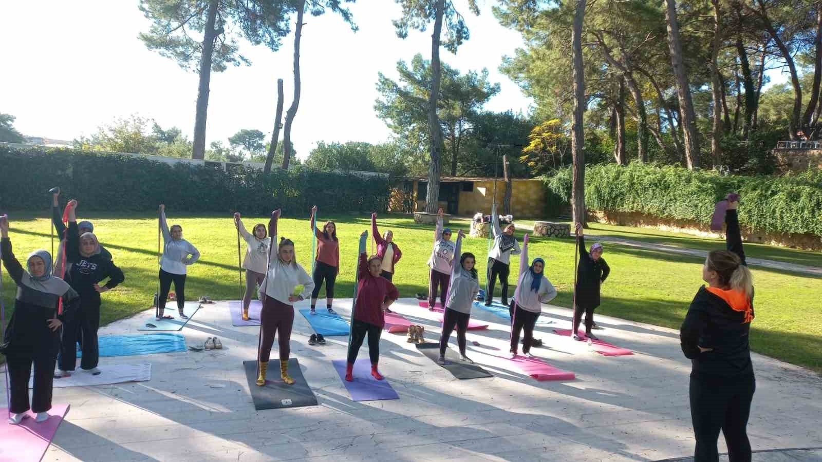 Ev hanımları güne sabah sporuyla başlıyor