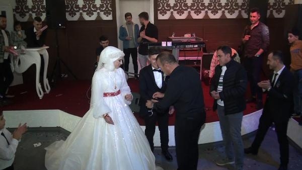 Evlenen polis çifti, meslektaşları birbirine kelepçeledi
