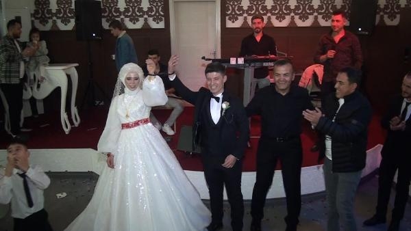 Evlenen polis çifti, meslektaşları birbirine kelepçeledi