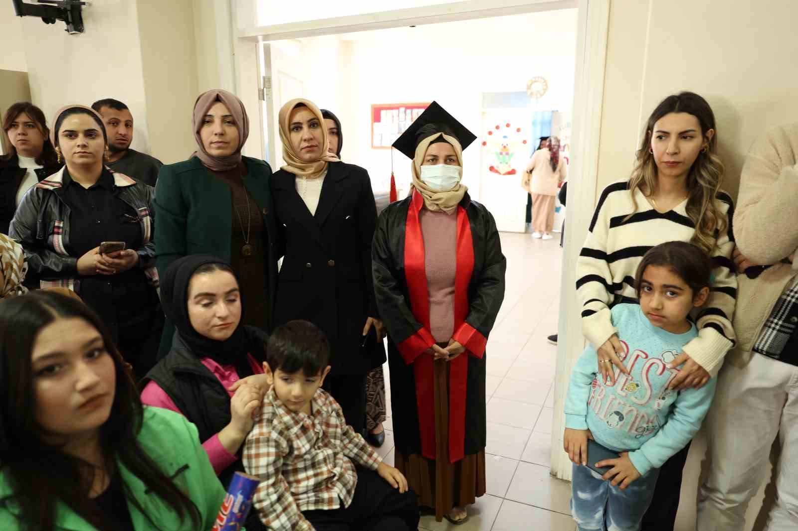 Kanseri okuma yazma öğrenerek yenmeye çalışıyor