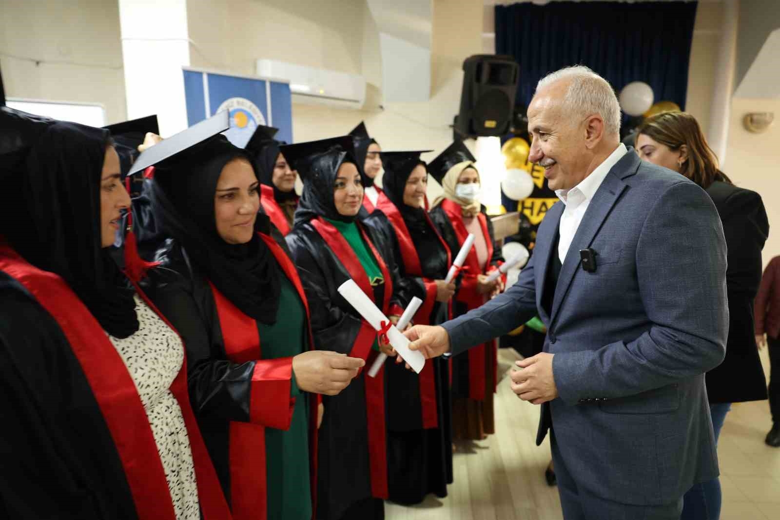 Kanseri okuma yazma öğrenerek yenmeye çalışıyor