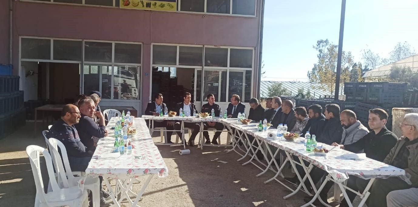 Kaymakam Topsakaloğlu, hal esnafıyla bir araya geldi