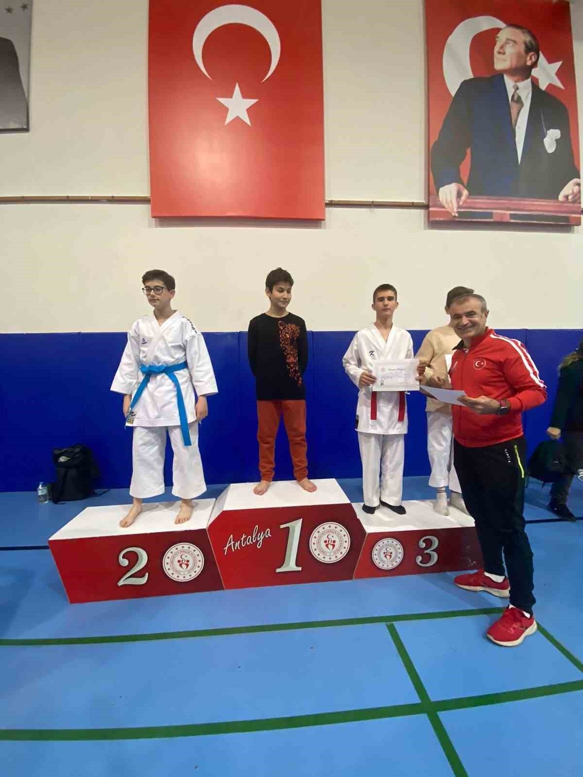 Kemer Belediyesi karate takımından 14 madalya