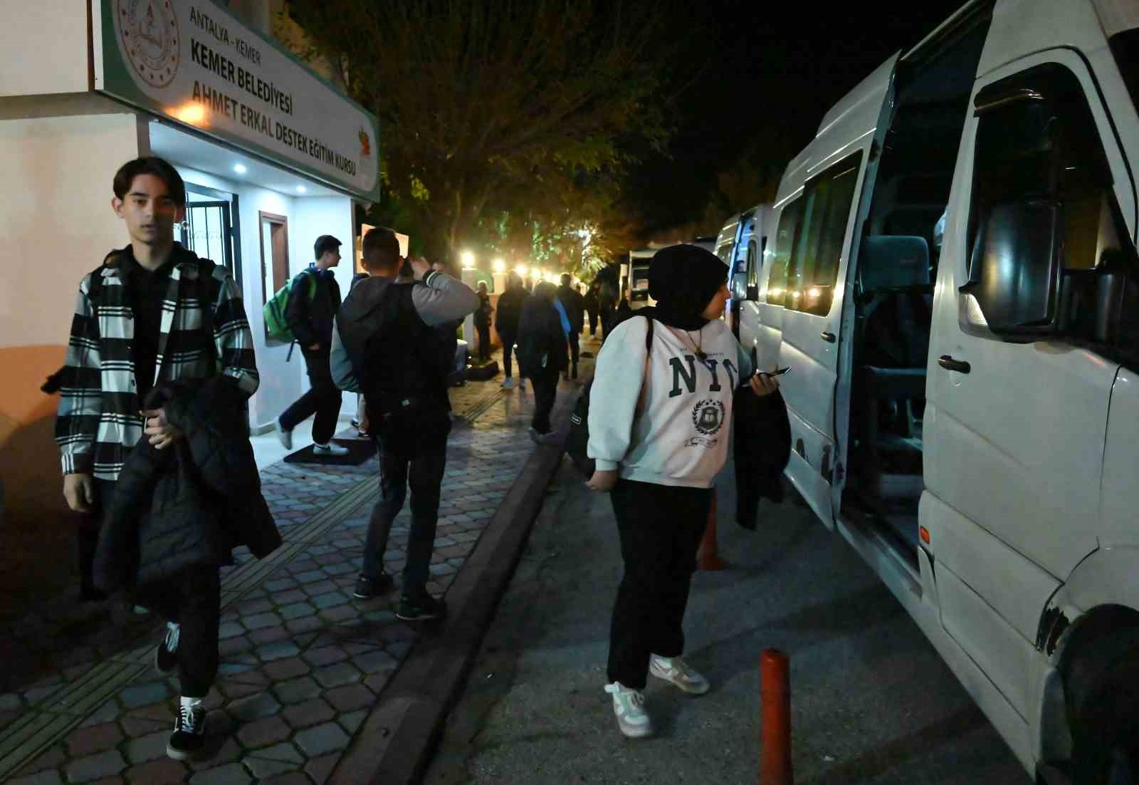 Kemer'de öğrencilere ücretsiz servis hizmeti devam ediyor