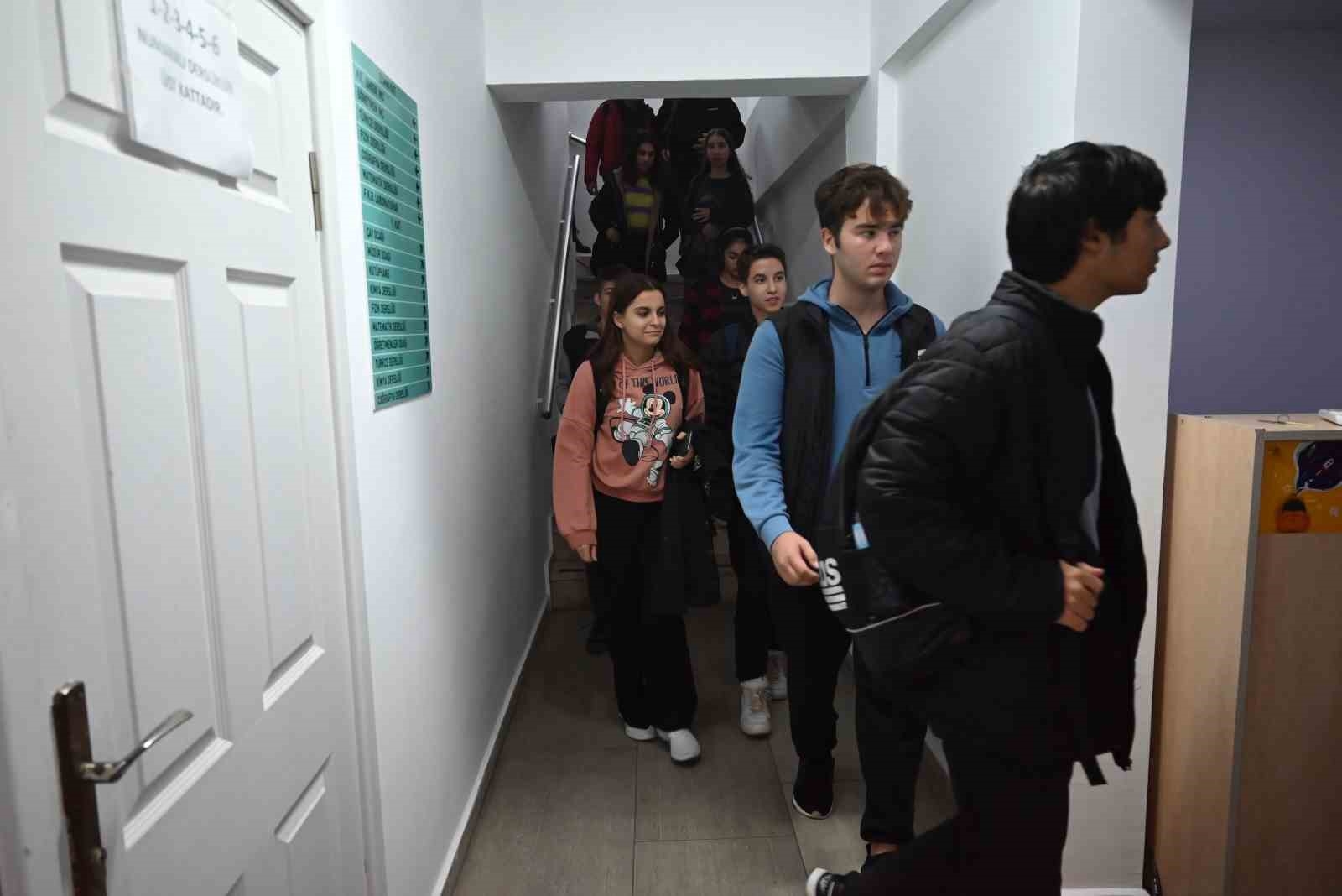 Kemer'de öğrencilere ücretsiz servis hizmeti devam ediyor