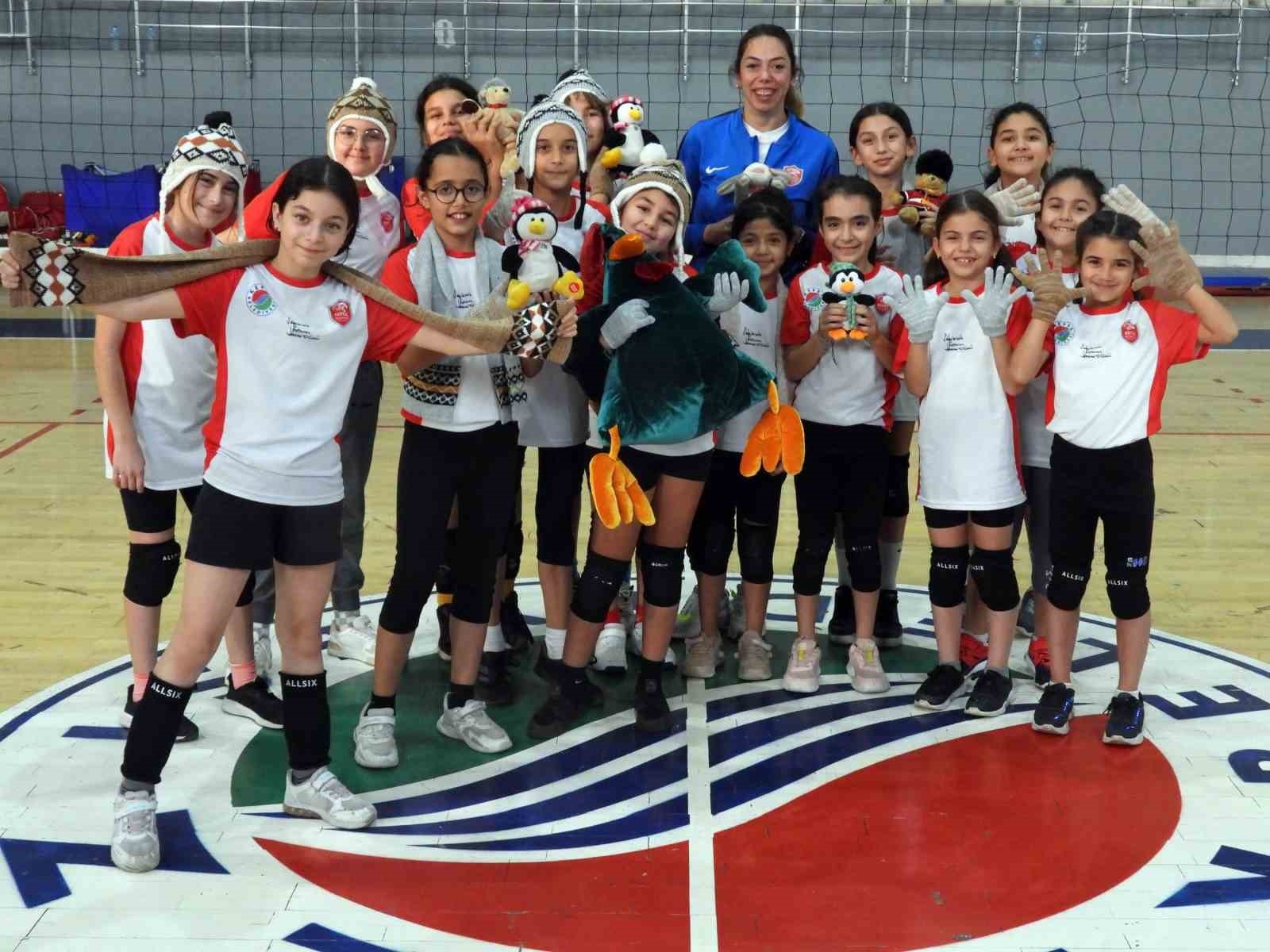 Kepezspor'dan depremzede çocuklara oyuncak