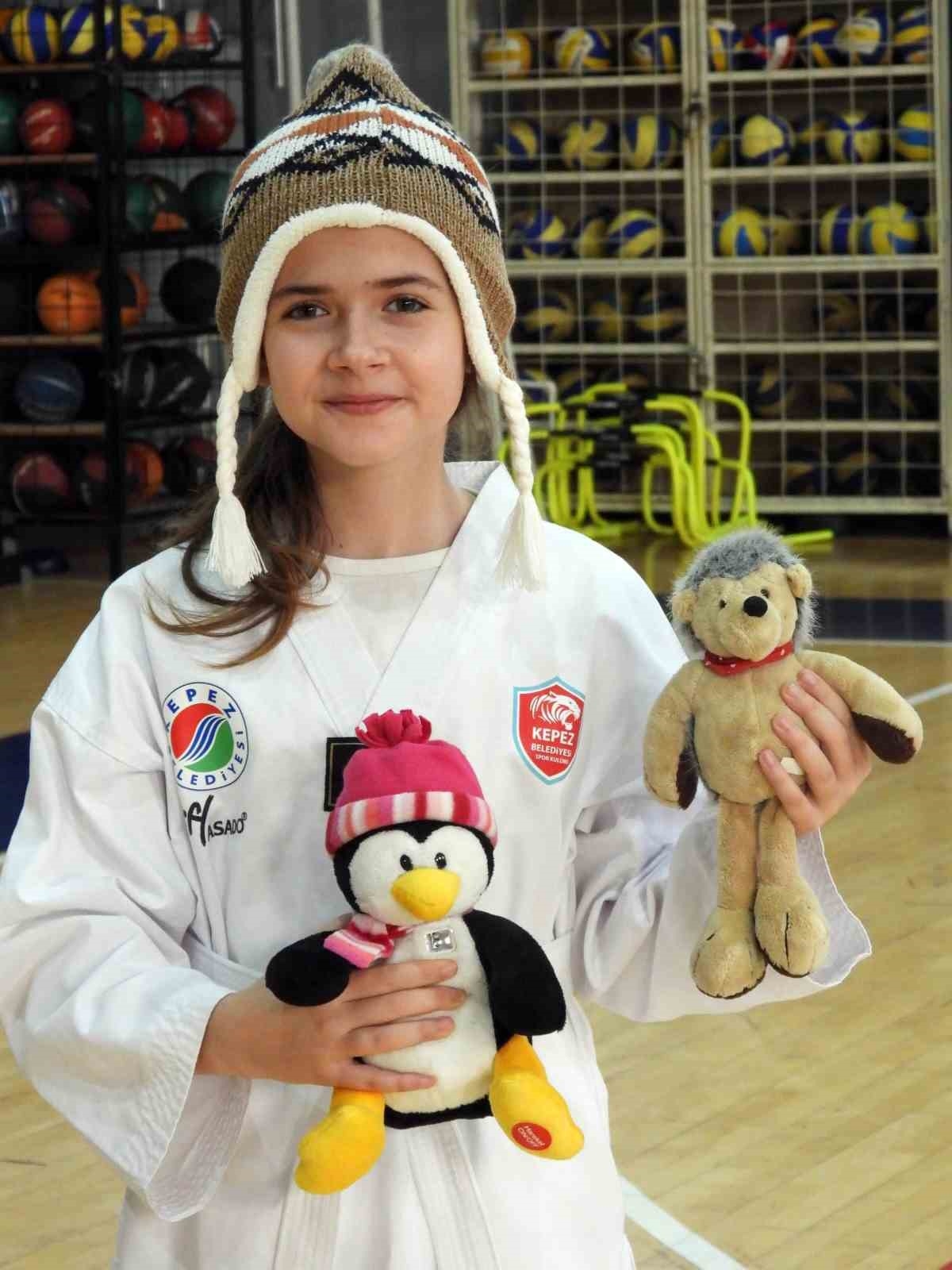 Kepezspor'dan depremzede çocuklara oyuncak