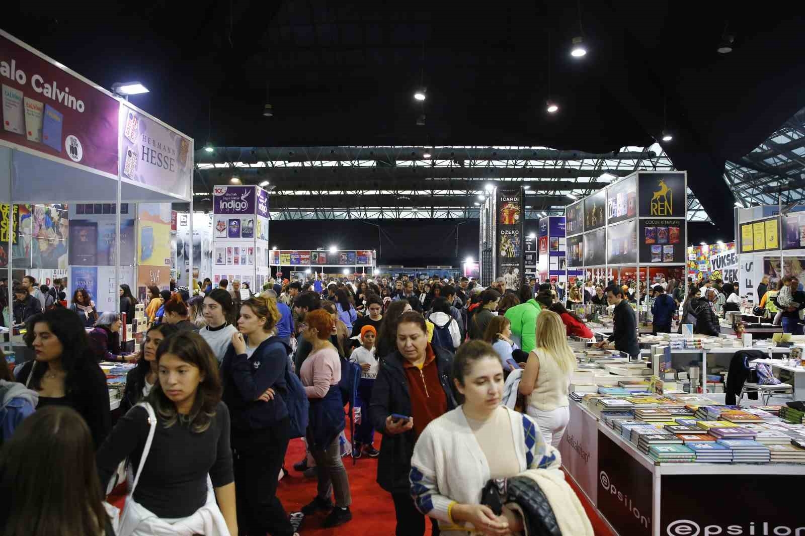 Kitap fuarında uzun imza kuyrukları oluştu